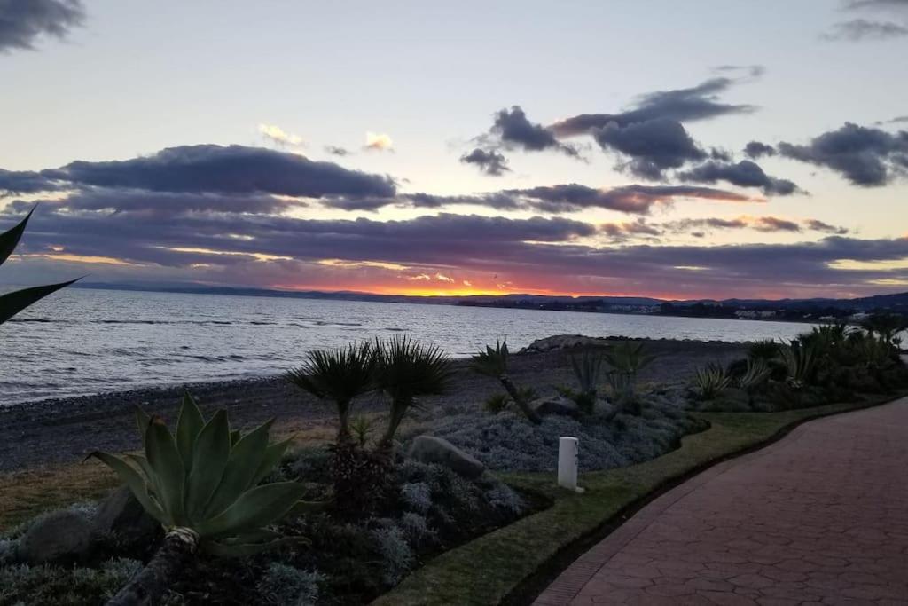 Beachfront Escape Resort Estepona Luaran gambar